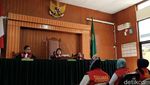 Pendukung Trio PEPES Gaduh Saat Sidang Tuntutan Ditunda