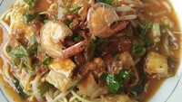 Ciri khas mie kocok Medan, kaldunya memakai ebi dan udang segar. Ditambah irisan tahu goreng dan telur rebus jadi makin komplet enaknya. Foto: instagram @kulinerbandaaceh