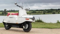 Desain motor listrik yang terinspirasi dari era Perang Dingin ini disapa Cezeta 506/02. Foto: Pool (MCN)