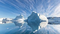 Scoresby Sund dikenal sebagai fyord atau semacam teluk terbesar di dunia yang terletak di pantai Greenland. Tempat ini membuat banyak pengunjung terpukau karena es dengan ukuran yang besar. MB Photography/Getty Images.