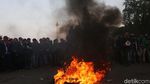 Aksi Mahasiswa Bakar Ban di Depan Istana Merdeka