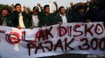 Aksi Mahasiswa Bakar Ban di Depan Istana Merdeka