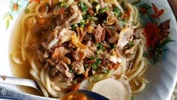 Di Sukabumi harus cicip mie kocok Sukabumi yang legendaris ini. Kuahnya bening kecokelatan dengan mie yang kenyal mulur. Mantap! Foto: instagram @rindusakinah