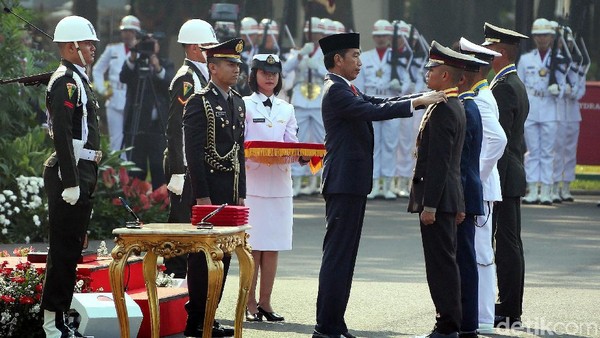 Momen Jokowi Lantik Perwira TNI-Polri di Istana Merdeka