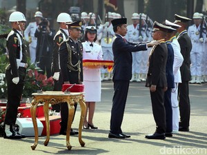 Lantik Perwira TNI-Polri, Jokowi: Jangan Kecewakan Orang Tua-Negara