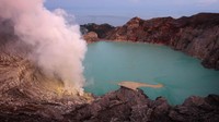Indonesia juga termasuk tempat paling memukau di kawasan Kawah Ijen, danau kawah gunung berapi asam terbesar di dunia. pemandangan yang di tunggu-tunggu dari tempat ini adalah Endapan belerang yang cerah dan semburan api biru yang teratur. Ulet Ifansasti/Getty Images.