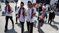 Mereka memakai baju daerah demi untuk membakar semangat tim bulutangkis Indonesia.