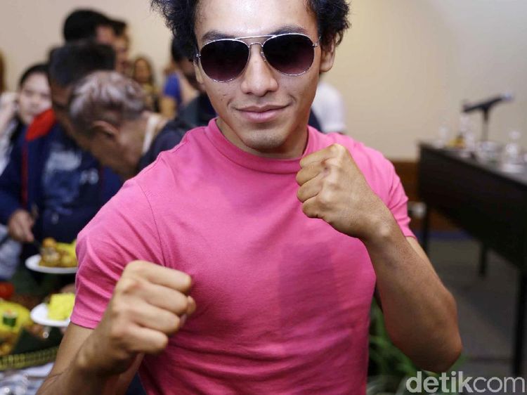 Jefri Nichol Pamer Fighting Pose dengan Kaus Pink