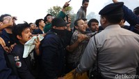 Mereka juga meminta Jokowi segera mensejahterakan rakyat dengan tidak berhutang.