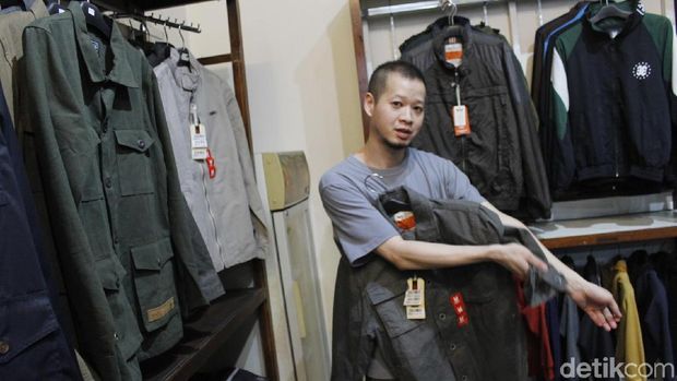 Pria Berbadan Besar Terekam CCTV Mencuri di Toko Jaket Lembang