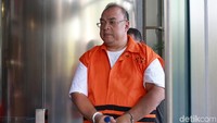 KPK menduga Agus menerima suap senilai Rp 200 juta dari Sendy dan Alvin. Sendy merupakan pengusaha yang beperkara di Pengadilan Negeri Jakarta Barat, sedangkan Alvin merupakan pengacaranya.
