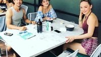 Hangout bersama temannya, Kimberly tak lupa aja Edward untukg gabung. Mereka pun duduk bersebelahan saat berpose. Foto: Instagram @kimbrlyryder