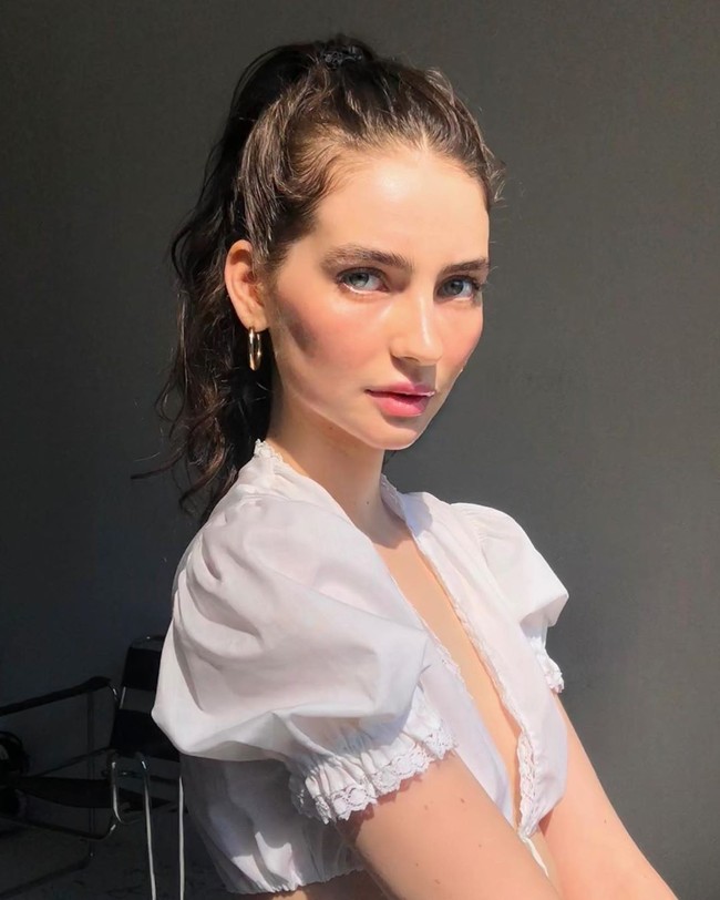 Setelah setahun tidak menunjukkan diri di Instagramnya @meadowwalker, gadis 20 tahun itu pamer foto terbaru. Bertuliskan Hi, Meadow menyapa 1,5 juta followersnya.  Foto: dok. Instagram