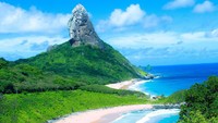Pulau Fernando de Noronha berlokasikan di Brazil menjadi pantai terbaik di brazil. Hanya 420 pengunjung yang diizinkan untuk bermain di kepulauan ini. (Getty Images).