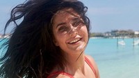 Banyak yang mengatakan sifat ceria Katrina Kaif sebagai penyebab wajahnya awet muda. Dok. Instagram/katrinakaif