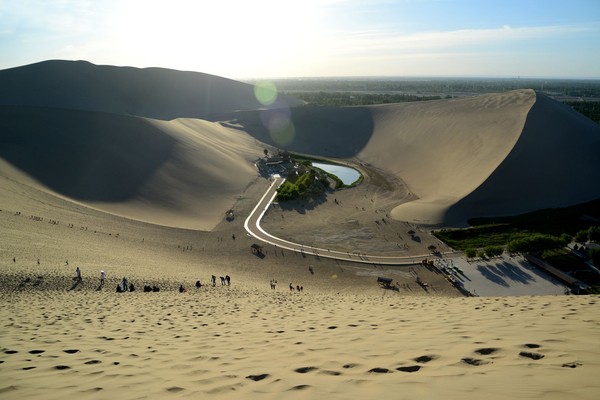 Crescent Lake berada di di balik gundukan pasir besar, seakan berada di lembah. Jika badai gurun datang, maka pasir akan terbang ke gundukan di belakangnya. (iStock) Crescent Lake berada di di balik gundukan pasir besar, seakan berada di lembah. Jika badai gurun datang, maka pasir akan terbang ke gundukan di belakangnya. (iStock)