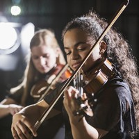 Gesekan biola yang dimainkan dengan nada sumbang ternyata membuat telinga terasa ngilu dan secara tidak sadar gigi akan menggeretak saat mendengarnya. Foto: iStock