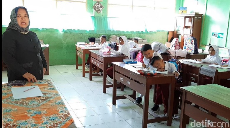 Tahun Ajaran Baru, SDN di Tasikmalaya Hanya Punya 11 Murid Tahun Ajaran Baru, SDN di Tasikmalaya Hanya Punya 11 Murid