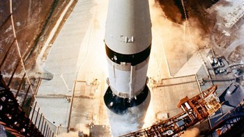 Saturn V menjadi roket yang memberangkatkan para astronot ke Bulan.