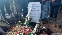 Dindin meninggal dunia di usia 65 tahun.
