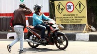 Usai dibongkar pada Oktober 2018 lalu, warga terpaksa menyeberang jalan untuk mengakses bus TransJakarta.