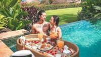 Saat berlibur ke Bali, Kimberly dan Edward menyempatkan untuk berenang. Sambil berenang tentunya sambil makan juga. Makanan sudah siap di dalam keranjang. Foto: Instagram @kimbrlyryder