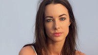 Kabar duka datang dari YouTuber sekaligus presenter acara televisi, Emily Hartridge. Dok. Instagram/emilyhartridge