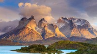 Torres del Paine, inilah tempat pengunjung bisa melihat padang rumput, pegunungan, dan gletser sekaligus di Chili. Lokasi ini saat disinari cahaya matahari, menjadi tempat yang menarik dan memukau. Michele Falzone/Getty Images.