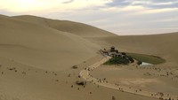 Pengenalan tentang Crescent Lake dimulai dari namanya. Orang lokal menyebutnya Yueyaquan yang memiliki arti danau yang berbentuk seperti bulan sabit. (iStock)