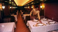 Terakhir adalah kereta Maharajas Express di India yang memiliki 12 tujuan di barat laut dan India tengah. Kereta mewah ini menawarkan beragam fasilitas mewah nan nyaman bagi para pengunjung, seperti televisi, Wi-Fi, bar, dan lounge. Kereta milik India ini menjadi kereta paling mewah di World Travel Awards berkali-kali. Istimewa/Deshkalyan Chowdhury/ AFP/Getty Images.