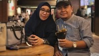 Keluarga Taqi kerap kulineran bareng. Sang ayah, Mansyardin Malik sering pamer momen kulineran bersama istri dan anak-anaknya. Foto: instagram @taqi_malik, @abu_taqi_malik