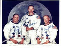 Astronot di misi Apollo 11: Neil Armstrong (kiri), Michael Collins (tengah), dan Buzz Aldrin (kanan).