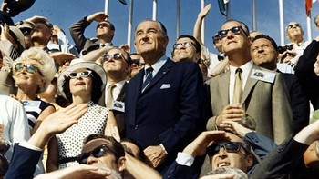 Presiden Lyndon Johnson menyaksikan peluncuran Apollo 11 dengan antusias. Foto: Getty Images