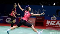 Pada gim pertama Greysia/Apriyani tak memberi kesempatan kepada lawan untuk mengimbangkan permainan.