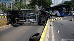 Penampakan Mobil Terguling di Jalur Busway Sudirman