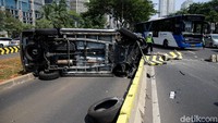 Mobil yang terguling bahkan sampai menutup jalur busway di kawasan Sudirman.