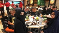 Sate jadi menu makan malam keluarga ini. Sayangnya ada satu adik Taqi yang tak ikut berkumpul nih.  Foto: instagram @taqi_malik, @abu_taqi_malik