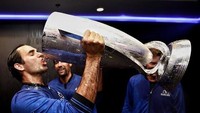 Sehabis memenangkan pertandingan, pria yang sudah bermain tenis sejak usia 6 ini menenggak minuman istimewa. Wah, gelasnya besar banget! Foto: Instagram rogerfederer