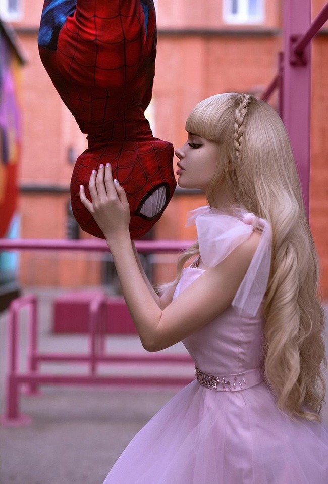 Selain makeup dan busana girlie juga seksi, penampilan tubuh tentu penting untuk Angelica. Karenanya, ia cukup intens berolahraga. Sekali latihan, ia bisa menghabiskan waktu dua hingga tiga jam dengan personal trainer. Foto: Instagram @russian_barbie