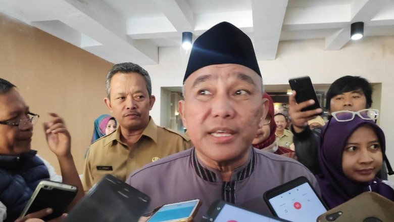 Suara Wali Kota untuk Pengendara di Lampu Merah Depok Suara Wali Kota untuk Pengendara di Lampu Merah Depok