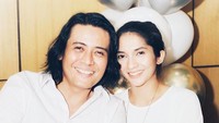 Vira Yuniar juga begitu bahagia dengan pernikahannya bersama Teuku Ryan sejak 2004. Foto: Instagram