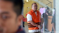 Menurut KPK, Sendy melaporkan pihak lain yang diduga melarikan uang investasinya senilai Rp 11 miliar. KPK menduga Sendy menyuap Agus untuk memperberat tuntutan pada pihak lain tersebut. Namun belakangan Sendy berdamai dengan pihak lain itu dan berupaya agar tuntutan dikurangi menjadi satu tahun. Untuk itulah diduga terjadi suap kepada Agus