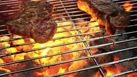 Ternyata pria berusia 28 tahun itu penyuka beefsteak. Steaks on the Barbie, tulisnya kala mengunggah foto beefsteak ini. Foto: Instagram aaronramsey