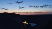 Ada sebuah pagoda yang jadi penginapan dan penjualan suvenir. Saat malam tiba, seluruh lampu dari pagoda ini akan menyala dan membuat pemandangan eksotik di antara gurun. (iStock)