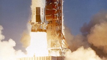 Suara gemuruh dan semburan api raksasa menandai peluncuran Apollo 11 ke antariksa. Foto: NASA