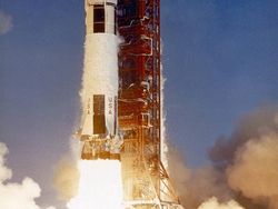 Melihat Penerbangan Pertama Manusia Menuju Bulan