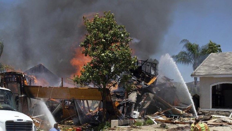 Ledakan Dahsyat Guncang Rumah di California, 1 Orang Tewas dan 15 Luka Ledakan Dahsyat Guncang Rumah di California, 1 Orang Tewas dan 15 Luka