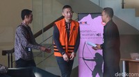 Sendy merupakan pengusaha yang berperkara di Pengadilan Negeri Jakarta Barat, sedangkan Alvin merupakan pengacaranya. KPK menduga Agus menerima suap senilai Rp 200 juta dari Sendy dan Alvin.