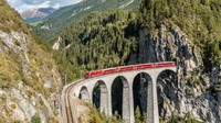 Glacier Express di Swiss, menawarkan perjalanan sejauh 291 km yang melaju lambat sehingga membuat suasana perjalanan menjadi santai. Kereta ini mengajak para penumpang menjelajahi 291 jembatan, 91 terowongan, dan Oberalp Pass di ketinggian 2.133 m. Tak hanya itu, dari kereta ini penumpang dapat melihat pedesaan Swiss yang memukau. Istimewa/Olaf Protze/ LightRocket/Getty Images.
