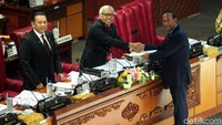 Wakil Ketua Komisi I Satya Yudha menyerahkan hasil seleksi calon komisioner KPI yang dilakukan oleh Komisi I.